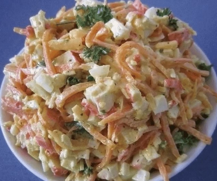 Рецепт салата с копченым сыром косичка и крабовыми палочками. Хрустящая соломка из кальмаров.