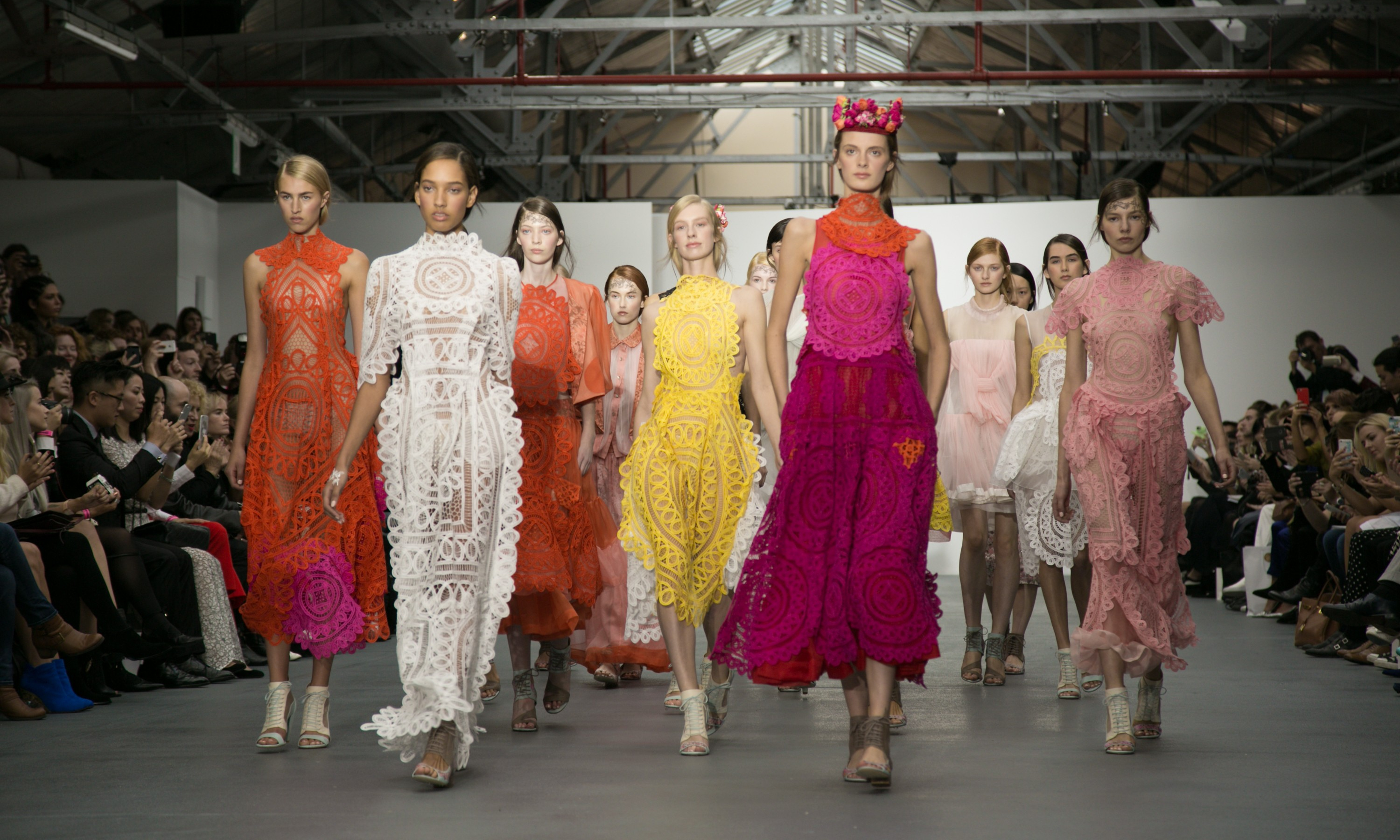 Модные расцветки платьев и сарафанов в 2016